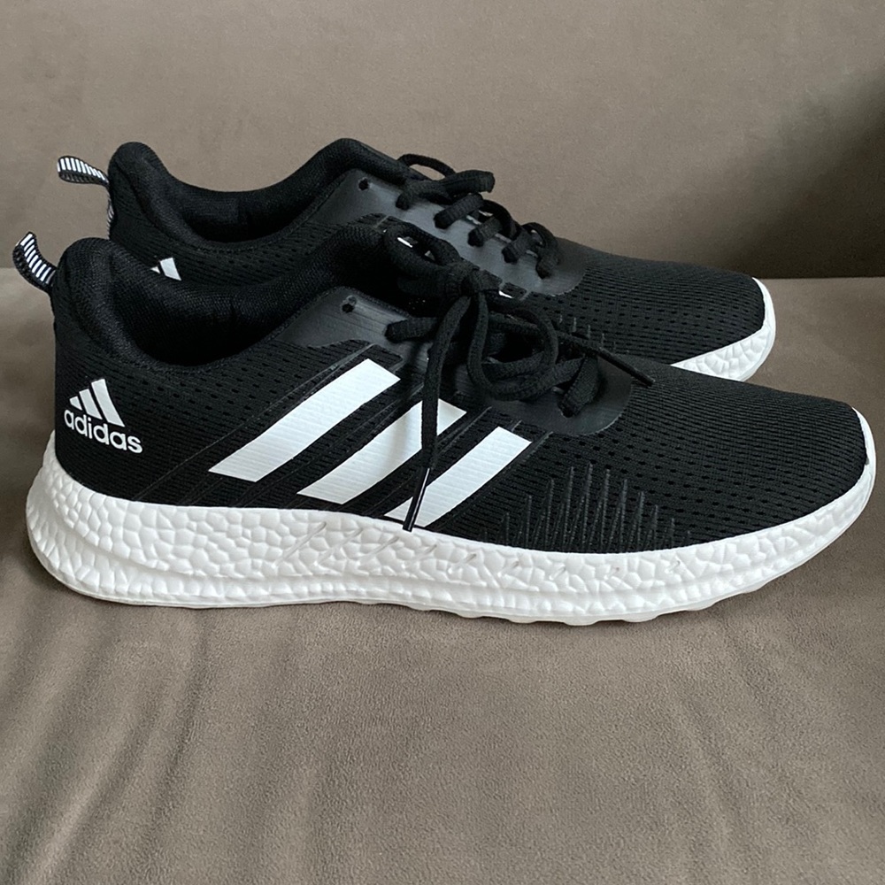 Men’s Adidas sneaker size US 9